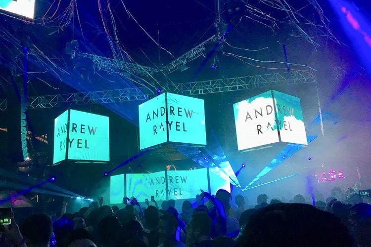 Aksi DJ Andrew Rayel membuat penonton larut dalam kemeriahan saat festival musik Ultra Singapore 2018 di Ultra Park, Sabtu (16/6/2018). 