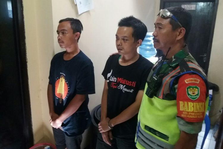 Babinsa Koramil Garut Kota bersama dua pemuda mabuk yang diamankan di Mapolsek Garut Kota, Senin (2/7/2018)