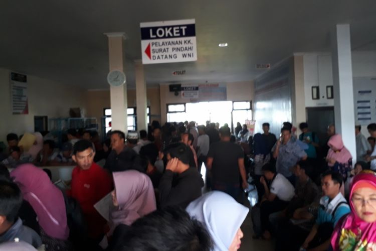 Kondisi Kantor Dinas Kependudukan dan Catatan Sipil Kota Bengkulu, penuh sesak. Antrean warga yang hendak mendapatkan KTP kerap terlihat panjang dan mengular.