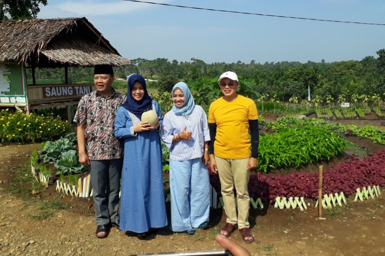 Plt Gubernur Bengkulu, Rohidin Mersyah beserta isteri berpoto bersama Plt. Bupati Bengkulu Selatan, Gusnan Mulyadi dan isteri di taman edukasi Dan wisata pertanian