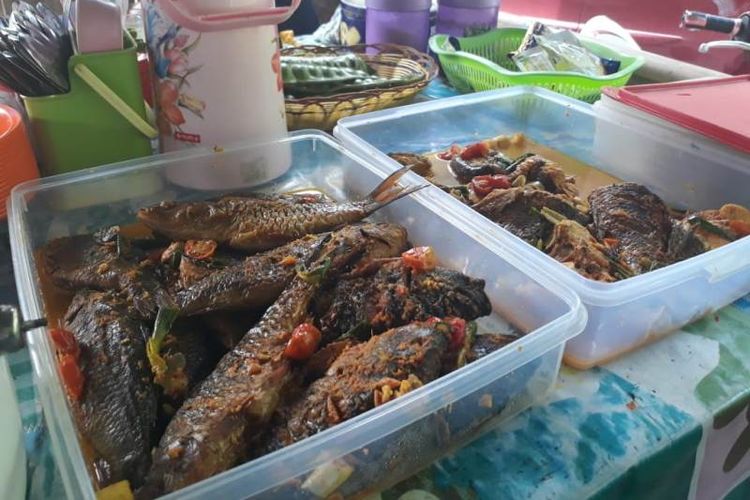 menu makanan khas Bengkulu Selatan Ikan Palau di lokasi Kuliner Ayiak Ndelengau