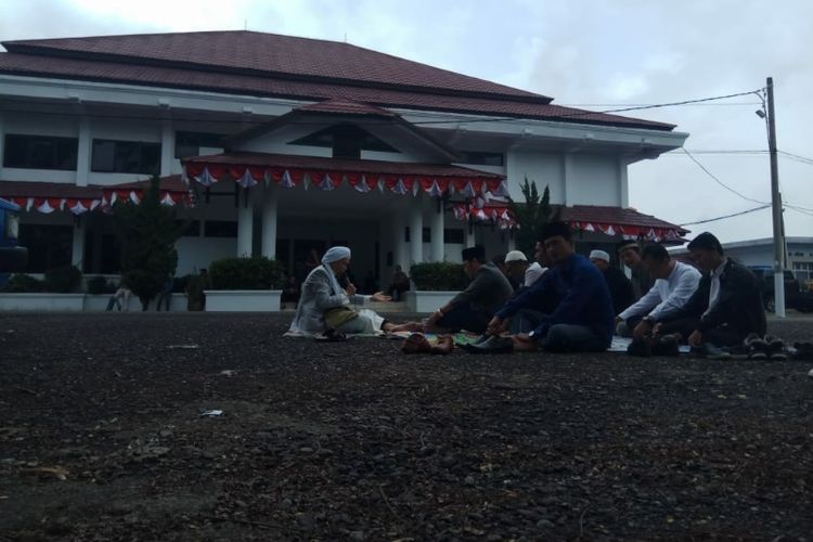 Sejumlah warga Kabupaten Seluma menggelar solat tobat di halaman gedung DPRD Seluma, Bengkulu, pasca ditahnnya ketua DPRD Husni Thamrin oleh Polda Bengkulu karena dugaan korupsi