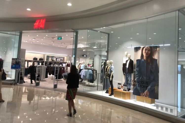 Ritel fashion H&M membuka toko ke-28 di mal Grand Galaxy Park Bekasi.