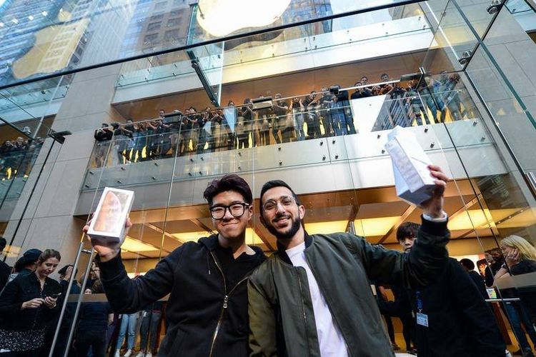 Dua orang pembeli iPhone pertama di Australia