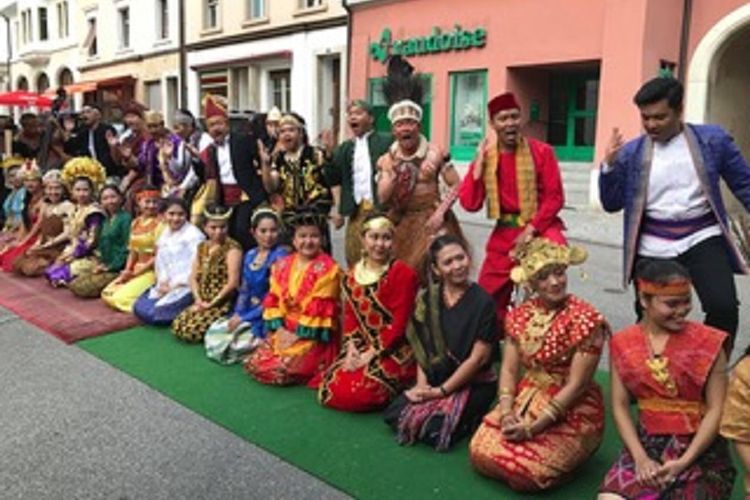 Anggota paduan suara Mia Patria dengan mengenakan pakaian adat berbagai daerah di Indonesia memperkenalkan lagu-lagu Nusantara di Swiss belum lama ini.