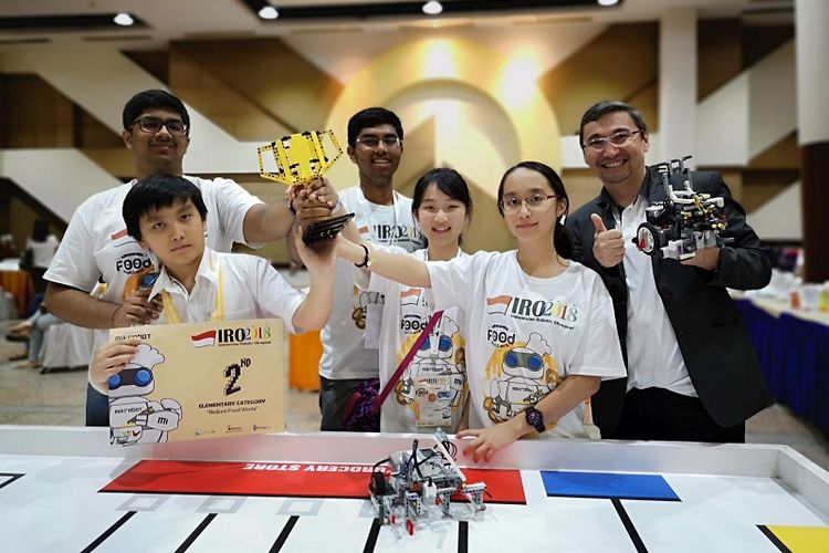 Siswa-siswi SWA saat sedang mengikuti Indonesian Robotic Olympiad di Surabaya.