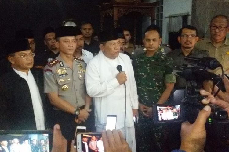 Ketua MUI Kabupaten Garut didampingi jajaran Muspida saat memberikan keterangan pers di masjid agung kecamatan Limbangan, Senin (22/10/2018) malam.