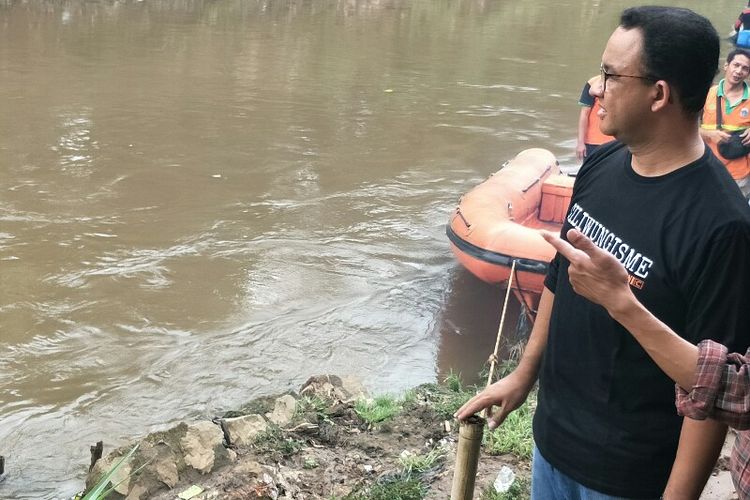 Gubernur DKI Jakarta Anies Baswedan meninjau Kali Ciliwung, Condet, Kramatjati, Jakarta Timur pada Minggu (11/11/2018).