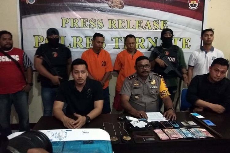 Polres Ternate merilis kasus pencurian uang ratusan juta rupiah yang diduga melibatkan oknum lurah di Kota Ternate, Kamis (15/11/2018)