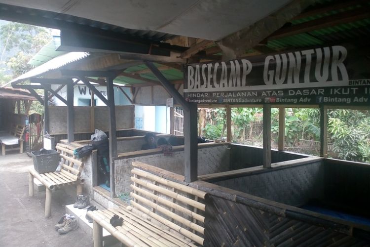 Jajaran saung tempat istirahat pendaki di base camp gunung Guntur di Kampung PLP Desa Pasawahan yang digunakan HS beristirahat sebelum diamankan polisi. 