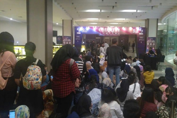 Antrean penonton konser amal untuk Palu, Sigi, dan Donggala yang menampilkan grup musik K-Pop Golden Child dan KARD di The Kasablanka Hall, Tebet, Jakarta Selatan, Jumat (30/11/2018).