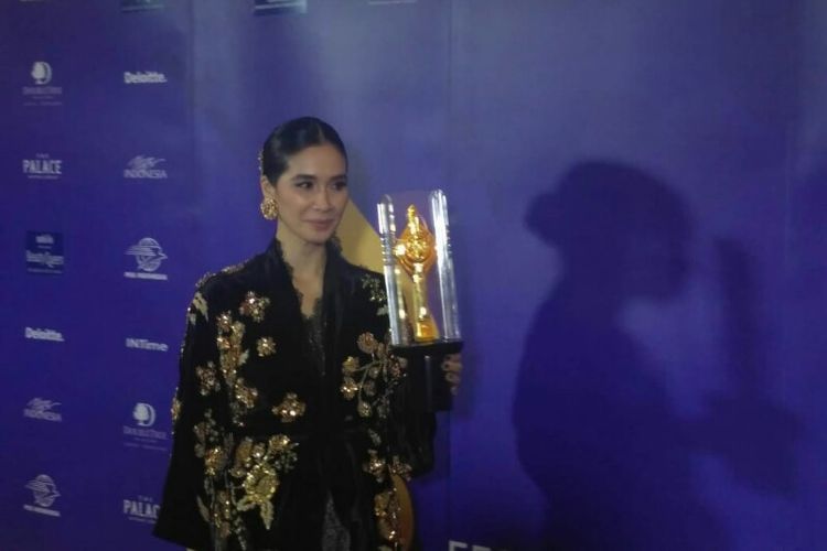 Marsha Timothy usai menerima penghargaan Piala Citra Festival Film Indonesia 2018 di Taman Ismail Marzuki, Cikini, Jakarta Pusat, Minggu (9/12/2018).