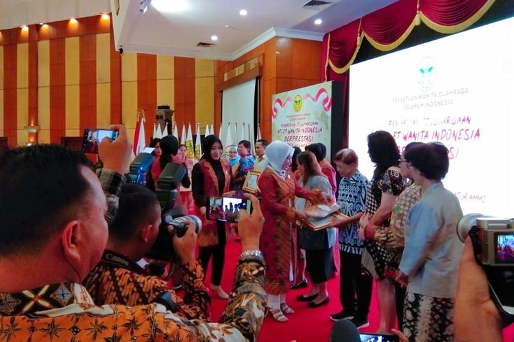Perwosi memberikan penghargaan kepada sejumlah atlet wanita nasional pada era masa lalu yang telah mengharumkan nama Indonesia, di Auditorium Mutiara PTIK, Jakarta, Senin (17/12/2018).