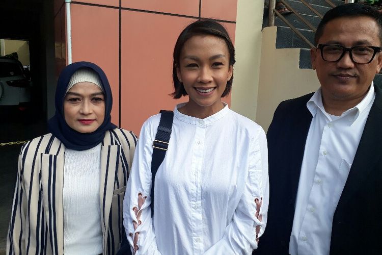 Melanie Putria (tengah) didampingi tim kuasa hukumnya hadir untuk sidang pertama proses perceraiannya dari Angga Puradiredja di Pengadilan Agama Jakarta Barat, Kembangan, Selasa (8/1/2019).