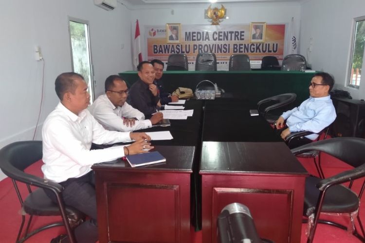 Bupati Kepahiang, Hidayatullah Sjahid memenuhi panggilan Bawaslu Provinsi Bengkulu, Senin (21/1/2019)