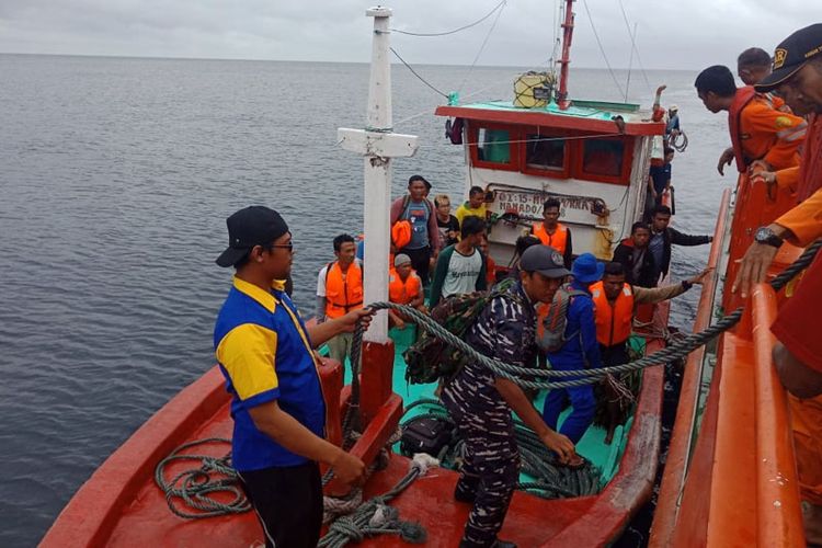 Proses evakuasi 17 ABK Kapal KM Petra 01 ke kapal Basarnas Ternate KN. Pandudewanata 237, Selasa (29/01/2019)