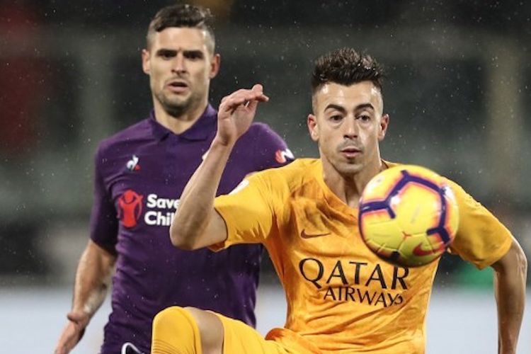 Vincent Laurini mengawal Stephan El Shaarawy pada pertandingan Fiorentina vs AS Roma dalam lanjutan Coppa Italia, 30 Januari 2019.