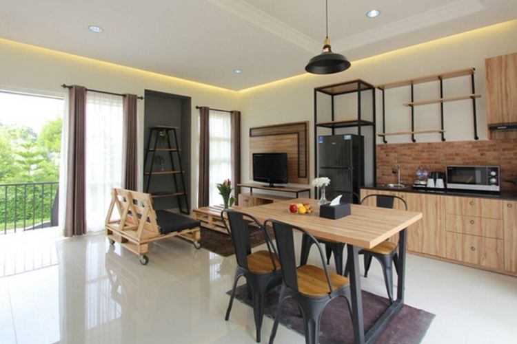 Dapur dan ruang makan di Woody House R Hotel Rancamaya.