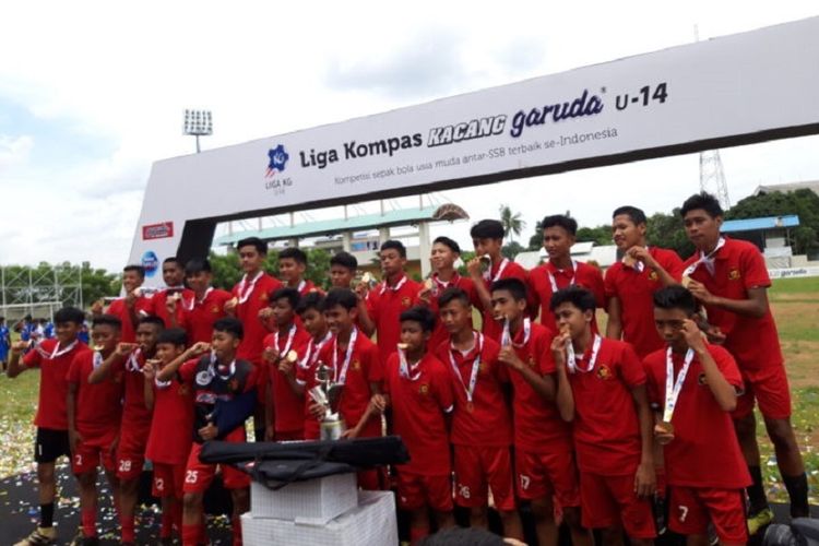 Pemain SSB Bina Taruna melakukan selebrasi seusai menerima trofi juara Liga Kompas Kacang Garuda U-14 di Lapangan GOR Ciracas, Jakarta Timur, Minggu (24/3/2019). 