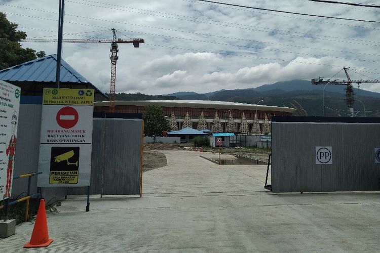 Tampak dari depan, proses pembangunan Stadion Papua Bangkit di Kampung Harapan, Distrik Sentani Timur, Kabupaten Jayapura, Papua (4/04/2019)