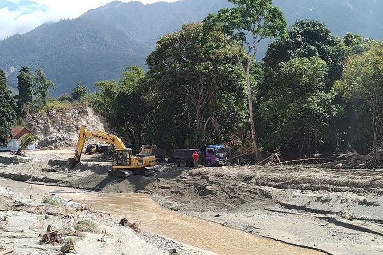 Satu unit alat berat yang sedang mengeruk material Kali Kemiri, Distrik Sentani, Kabupaten Jayapura, Papua (4/04/2019)