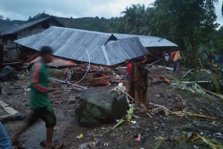 Rumah warga Desa Uli Nasal, Kabupaten Kair, Bengkulu rata dengan tanah diterjang banjir, Sabtu (27/4/2019)
