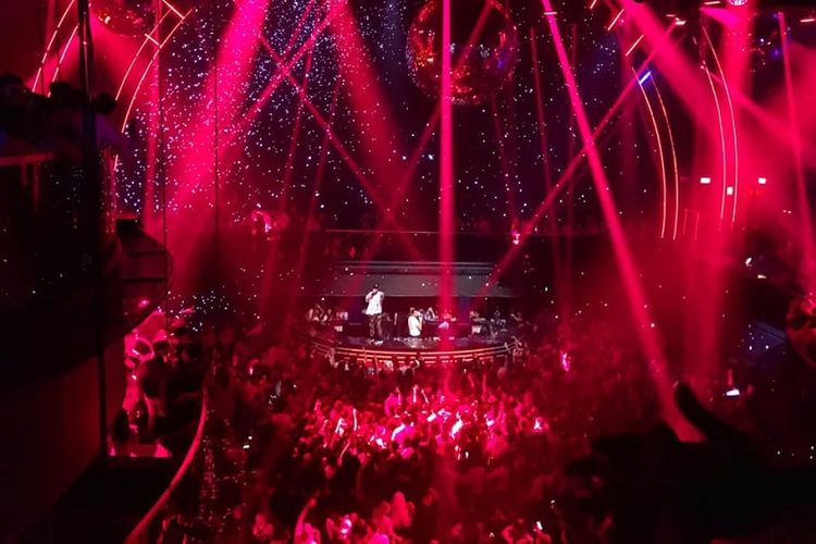 Tampilan dance floor, lampu-lampu sorot klub, serta layar raksasa LED berukuran 8K dari lantai tiga klub malam Marquee Singapore ketika DJ Showtek memainkan musik EDMnya, Minggu dini hari (28/4)