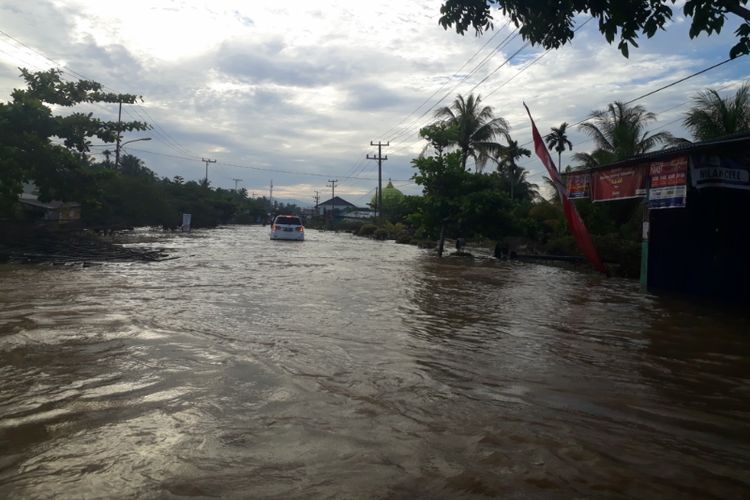 Banjir masih menggenangi sejumlah permukiman warga di Bengkulu, Senin (29/4/2019). 