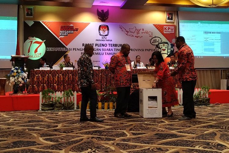 Proses pembukaan kotak suara hasil rekapitulasi suara di Kabupaten Pegunungan Bintang, saat Rapat Pleno Rekapitulasi Suara tingkat Provins Papua, di Kota Jayapura, Kamis (2/5/2019)