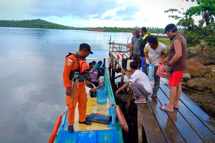 Tim yang terdiri dari masyarakat Desa Tapaleo, Kecamatan Pulau Gebe, Kabupaten Halmahera Tengah melakukan pencarian terhadap nelayan hilang hingga perairan Raja Ampat, Papua, Rabu (15/05/2019)