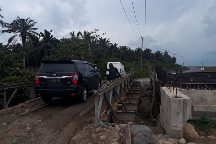 Kendaraan melintas di salah satu jembatan yang sejak 1 tahun terakhir tak kunjung selesai diperbaiki di Kabupaten Mukomuko, Bengkulu. Terdapat 5 jembatan di daerah itu dalam kondisi harus diwaspadai oleh pemudik