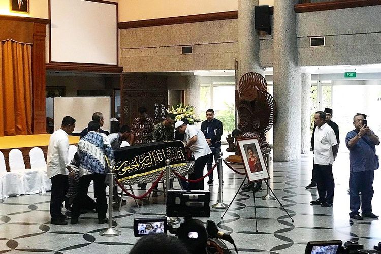 Peti mati mantan Ibu Negara Ani Yudhoyono sedang diturunkan untuk disemayamkan di KBRI Singapura, Sabtu sore (1/6/2019). (Kompas.com/Ericssen)