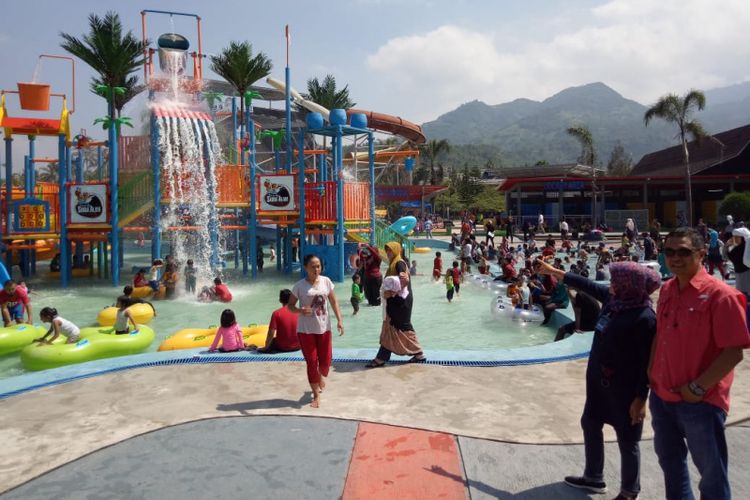 Wajah baru taman air Sabda Alam menjadi daya tarik wisatawan yang datang ke Garut, Senin (10/06/2019) 