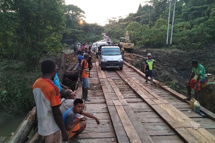 Tampak kendaraan milik warga sudah bisa melewati Jembatan Sungwai, Distrik Bonggo, Kabupaten Sarmi, Papua. Sebelumnya jembatan tersebut hanyut terbawa luapan arus Sungai Sungwai pada 20 Juni 2019 (22/06/2019)