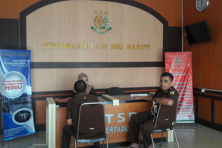 Sejumlah pegawai Kejaksaan Negeri Garut di front office kantor Kejaksaan Negeri Garut yang tengah melakukan pemeriksaan terhadap pejabat Sekretariat DPRD Garut, Kamis (27/6/2019)