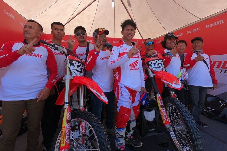 Muhammad Delvintor Alfarizi berfoto bersama para komunitas sebelum pertandingan MX2 di ajang MXGP Palembang, 6-7 Juli 2019.