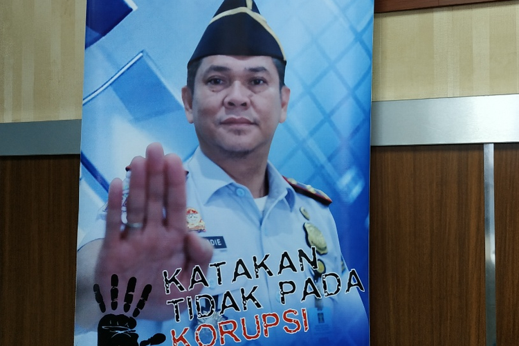 Foto Kepala Imigrasi Mataram Kurniadie  di Kantor Imigrasi yang bertuliskan Katakan Tidak Pada Korupsi.
