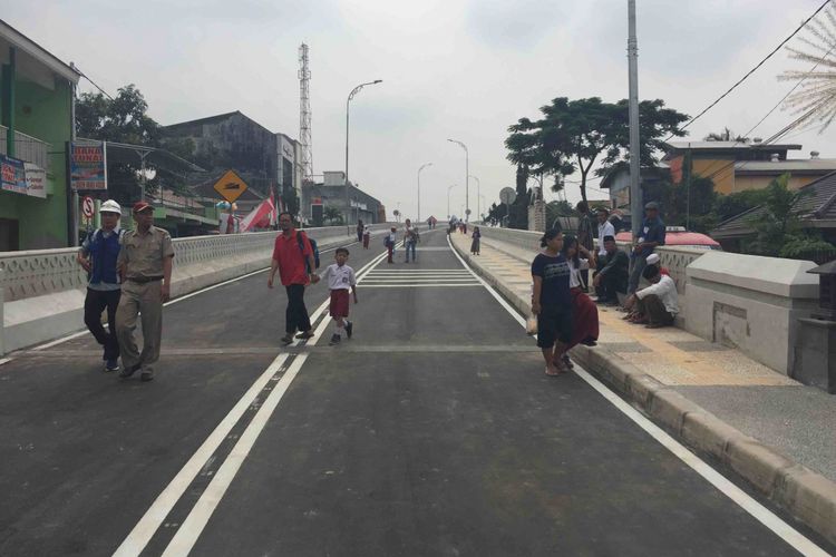 Sebelum diresmikan, Fylover Bintaro di Jakarta Selatan digunakan sejumlah masyarakat untuk beraktivitas, Selasa (6/3/2018).