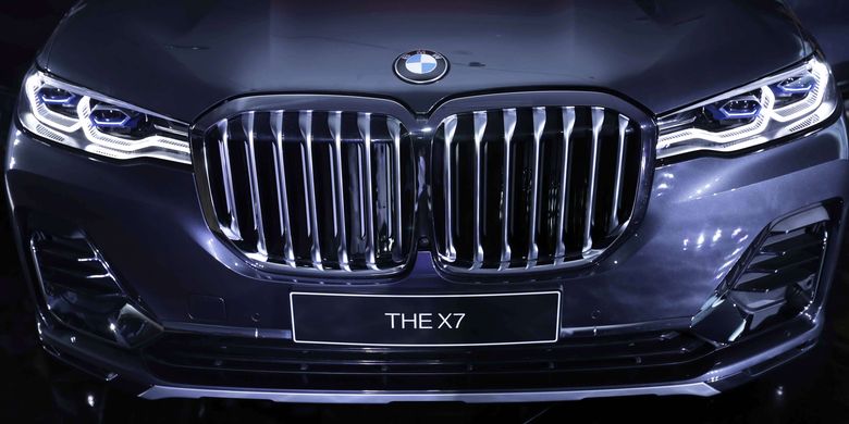 Mobil BMW X7 dipamerkan saat peluncurannya di Jakarta, Senin (15/7/2019). BMW X7 xDrive40i Pure Excellence berjenis SUV (sport utility vehicle) yang dibekali mesin 3.0 liter enam silinder BMW TwinPower Turbo itu resmi meluncur di Indonesia dengan harga Rp2,399 miliar (off the road).