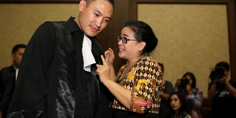Mantan anggota DPR Miryam S. Haryani sebelum menjalani sidang di Pengadilan Tipikor Jakarta, Senin (24/7/2017). Miryam ditetapkan sebagai tersangka oleh KPK, atas sangkaan memberikan keterangan palsu di bawah sumpah di pengadilan.