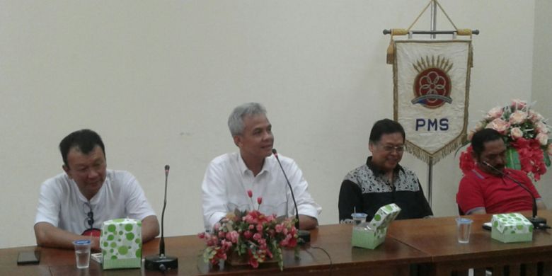Calon gubernur Jawa Tengah Ganjar Pranowo saat berkunjung ke Perkumpulan Masyarakat Surakarta di Solo, Jawa Tengah, Kamis (22/3/2018).