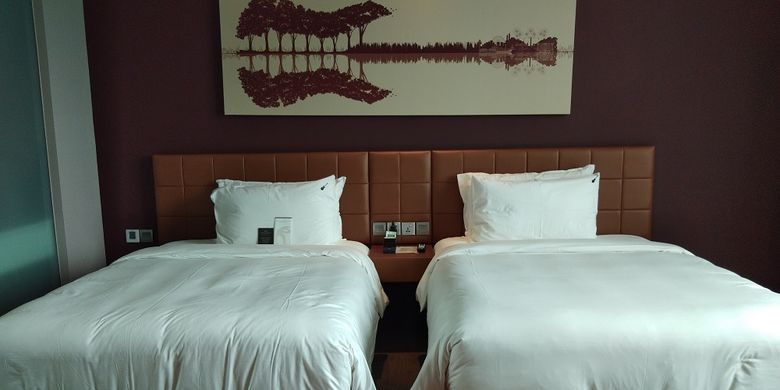 Kamar tipe Deluxe di Hard Rock Hotel, Sentosa, Singapore. Hotel ini bisa menjadi salah satu pilihan anda selama libur sekolah.