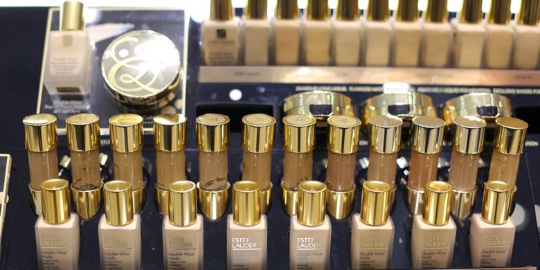 Deretan kosmetik terbaru Estee Lauder di butik Estee Lauder Jakarta.