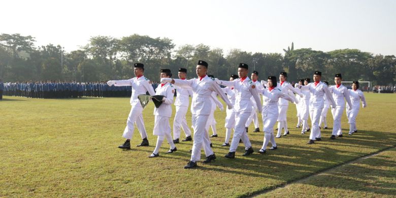 Pasukan Pengibar Bendera Merah Putih ITS telah usai melaksanakan tugasnya dalam upacara Peringatan HUT Kemerdekaan RI ke-73 (17/8/2018)