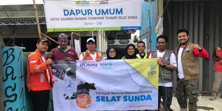 PT. Perusahaan Gas Negara Tbk (PGN) menyalurkan unit mobil sehat dan relawan untuk membantu korban bencana tsunami di Lampung Selatan, Selasa (25/12/18). 