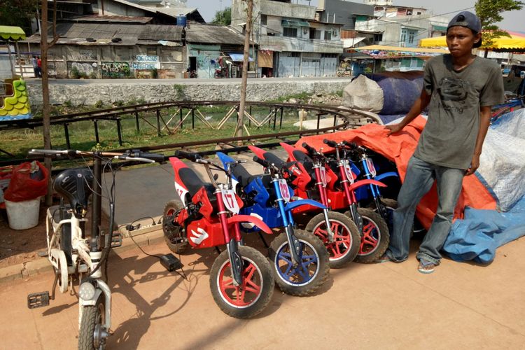 Penyewaan motor trail listrik dan skuter listrik di Ruang Publik Terpadu Ramah Anak (RPTRA) Kalijodo.