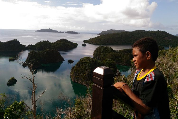 Sofian, siswa kelas VII di sebuah SMP di Waisai, mendampingi wisatawan yang berkunjung ke Pianemo, gugusan pulau karst di Kabupaten Raja Ampat, Sabtu (5/5/2018). Sofian ikut pamannya yang menjadi nahkoda speed boat yang mengangkut wisatawan.