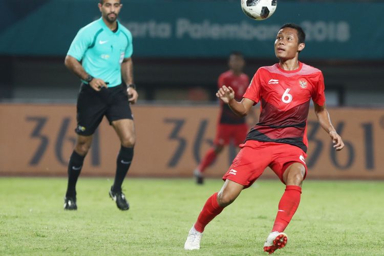 Pesepak bola Indonesia Evan Dimas saat mengamankan bola pada pertandingan Grup A Asian Games ke-18 di Stadion Patriot, Bekasi Minggu (12/8/2018).  