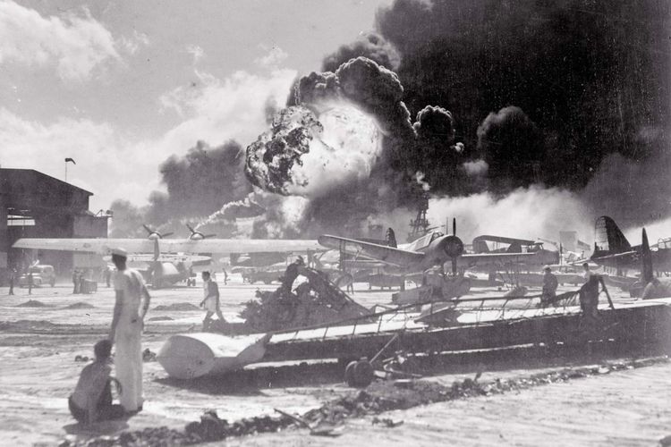 serangan kedua di pangkalan angkatan laut AS di Pearl Harbor, 7 Desember 1941.