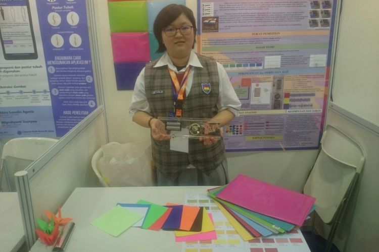 Jane Carolyne Hantanto memamerka alat konversi warna menjadi suara buatannya di Indonesia Science Expo (ISE) 2017 yang diadakan oleh Lembaga Ilmu Pengetahuan Indonesia (LIPI) di Balai Kartini, Jakarta, Selasa (24/10/2017)